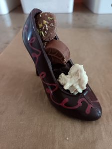 escarpin-noir-garni-bonbon-chocolat