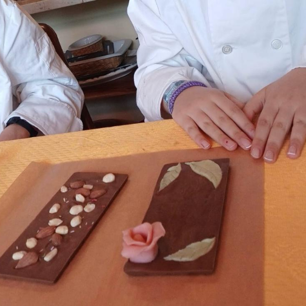 tablette-neutre-avec-fleur-pate-amande-et-tablette-fruits-secs