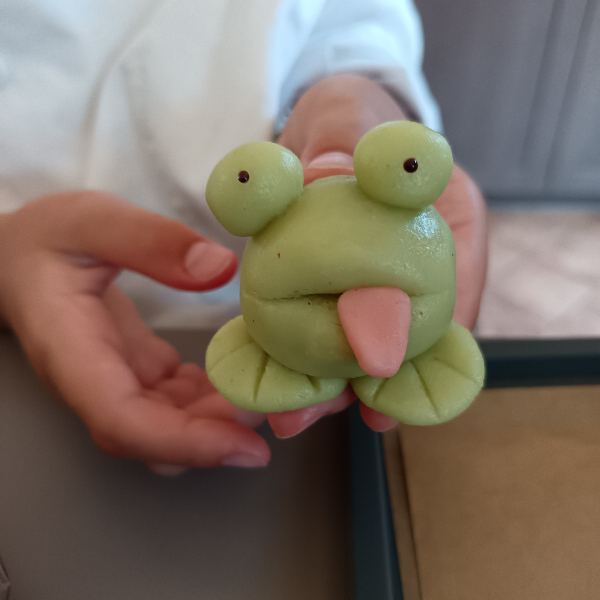 grenouille-pate-amande-realiser-enfant