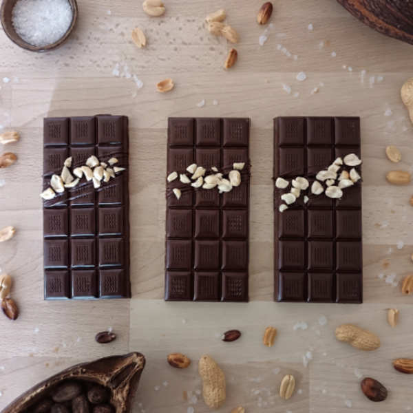 tablette noir praliné cacahuète